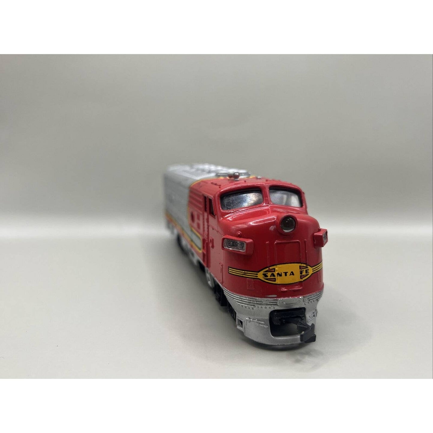 Bachmann Vintage Ho Powered Diesel Locomotive Engine Santa Fe 307 Silver Train