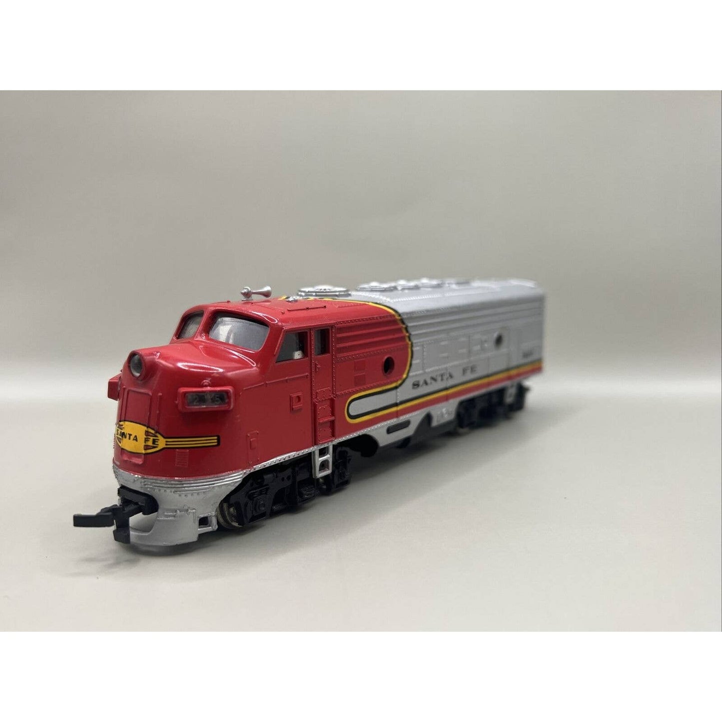 Bachmann Vintage Ho Powered Diesel Locomotive Engine Santa Fe 307 Silver Train